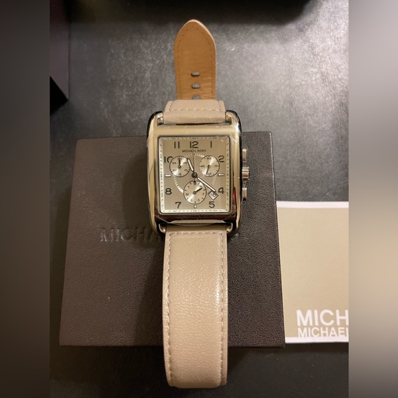 Micheal Kors watch. - Picture 2 of 5